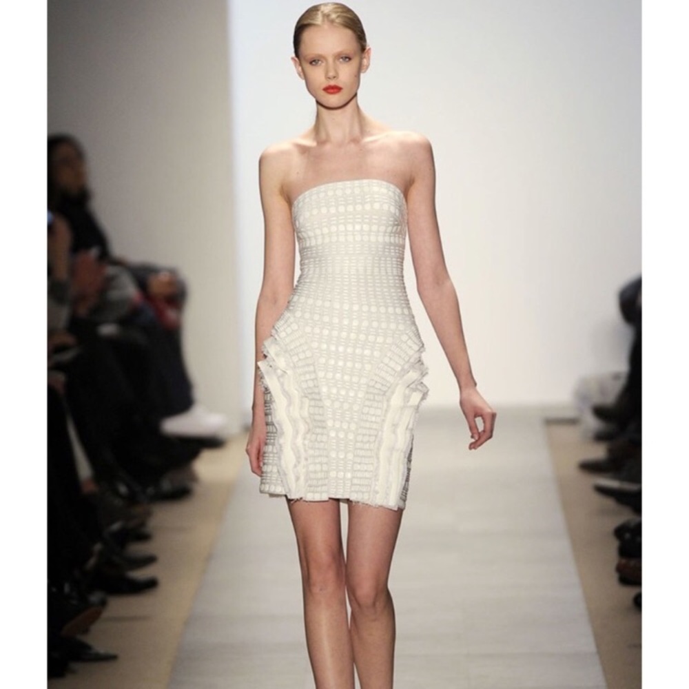 STUNNING RUNWAY HERVE LEGER